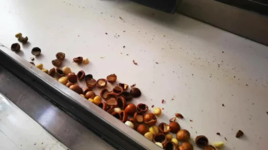 マカダミアナッツを割り、穀粒を切断する自動機械